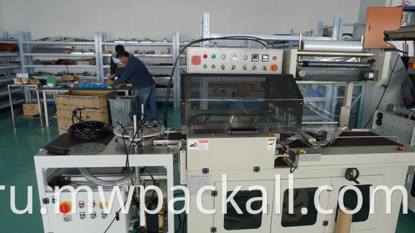 Автоматическая машина для упаковки яичных лотков Оборудование для упаковки в термоусадочную пленку Машина для упаковки в ПЭТ-бутылки